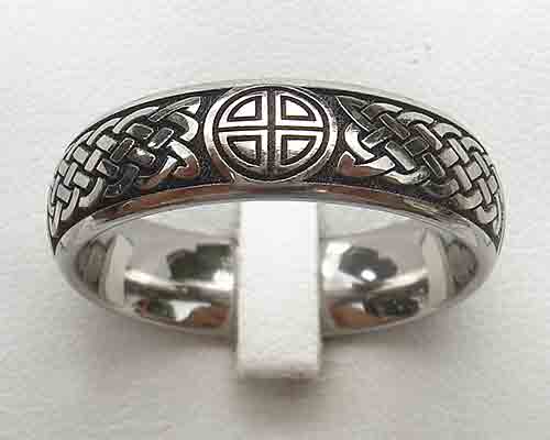 Celtic knot ring in titanium