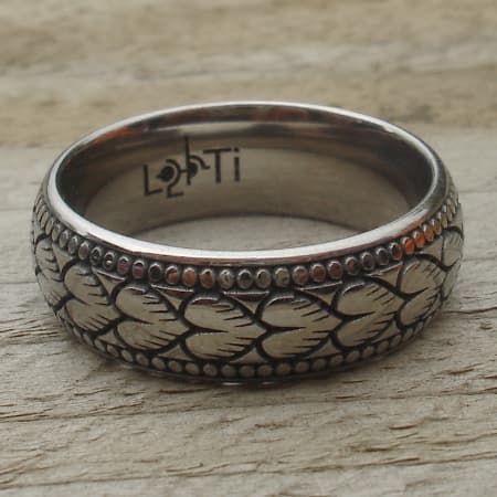 Decorative hearts design titanium ring