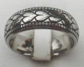Decorative hearts design titanium ring