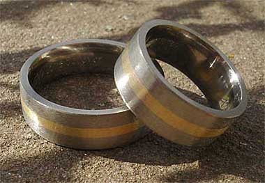 Flat gold inlay titanium wedding rings