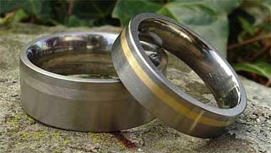 Gold inlaid titanium wedding rings