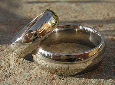 Gold inlay titanium wedding rings