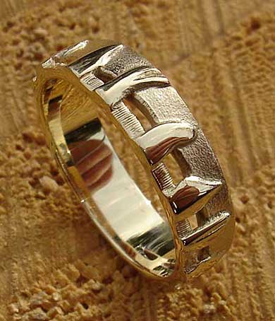 Gold stone circle wedding ring