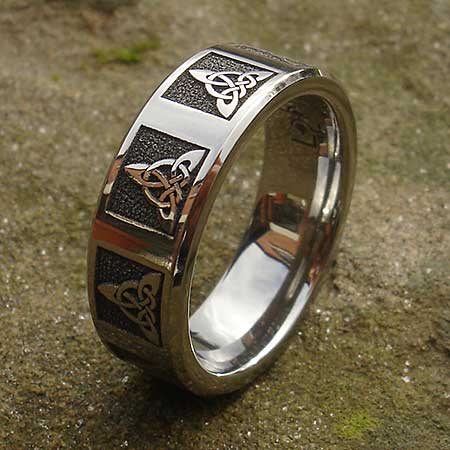 Mens trinity knot Celtic titanium ring