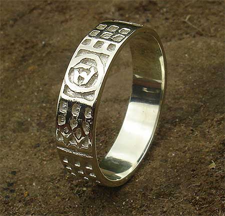 Mens white gold Scottish Celtic wedding ring