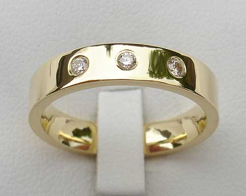 Triple diamond 9ct gold wedding ring