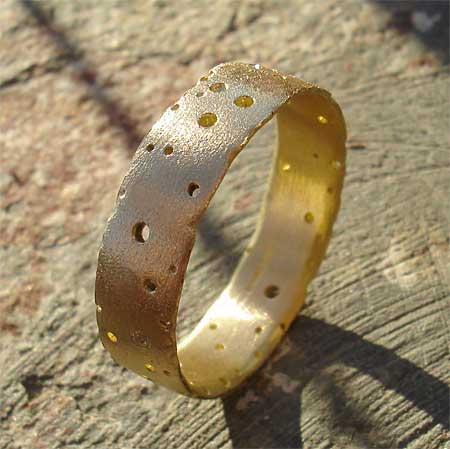 Unique designer 9ct gold wedding ring
