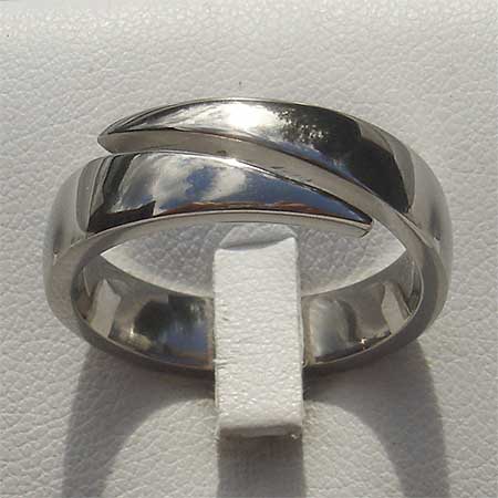 Unique polished plain wedding ring