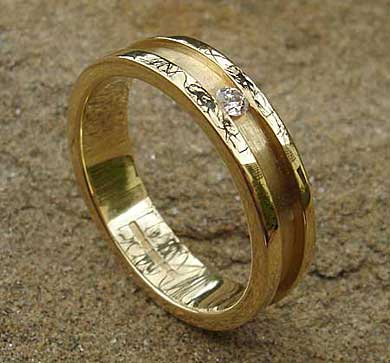 Unusual 9ct gold diamond ring