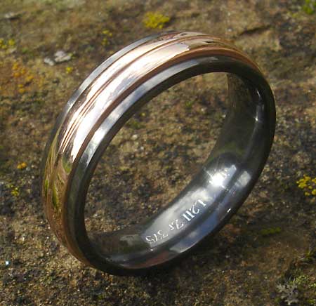 Unusual 9ct gold inlay wedding ring