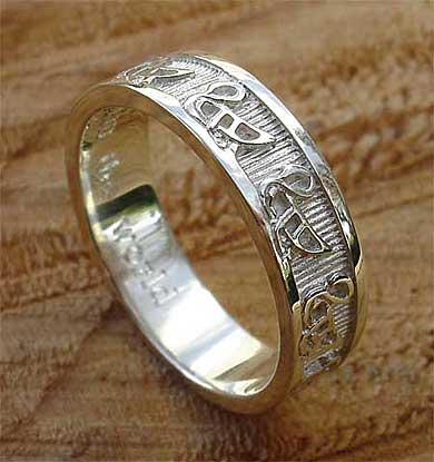 Scottish geese gold wedding ring