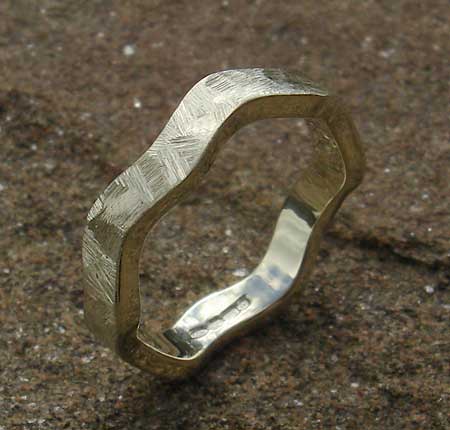 Contemporary 9ct gold wedding ring