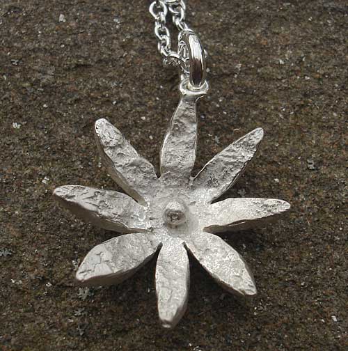 Womens silver daisy necklace