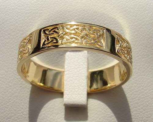 Scottish Gold Celtic Wedding Ring | LOVE2HAVE in the UK!